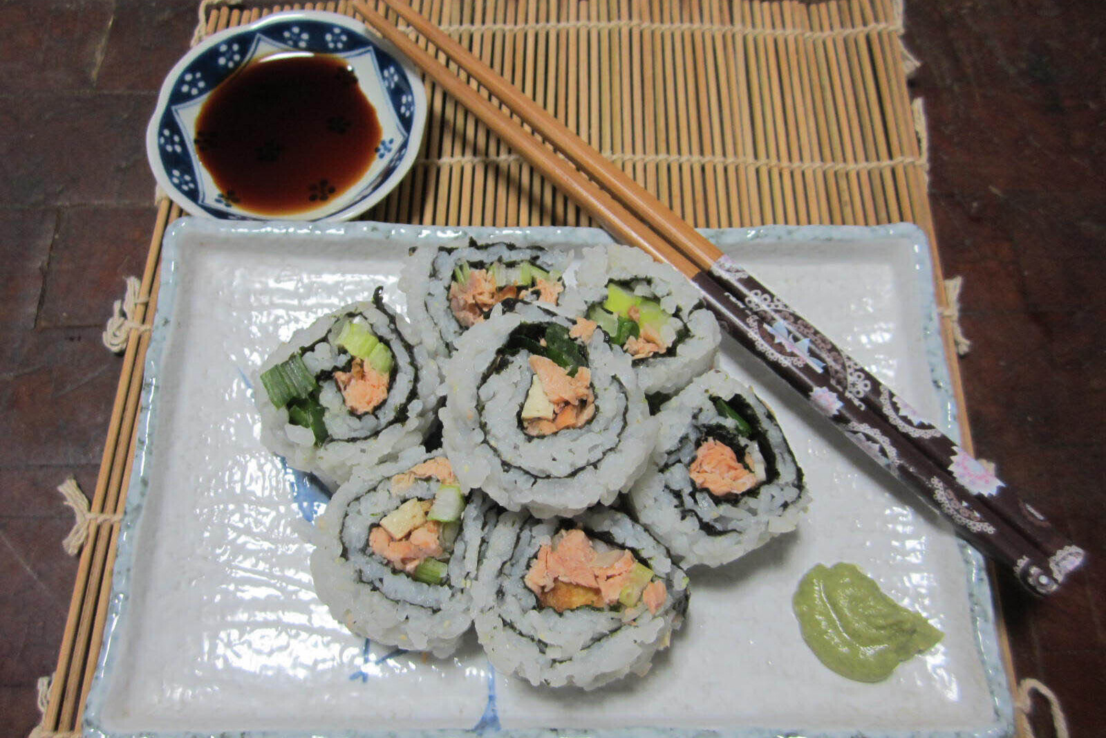 Nori rolls served with soy sauce and Wasabi