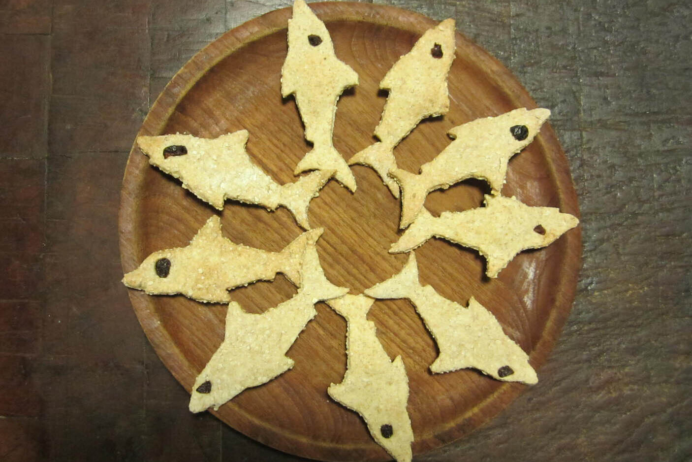 Shark-shaped wheat crackers