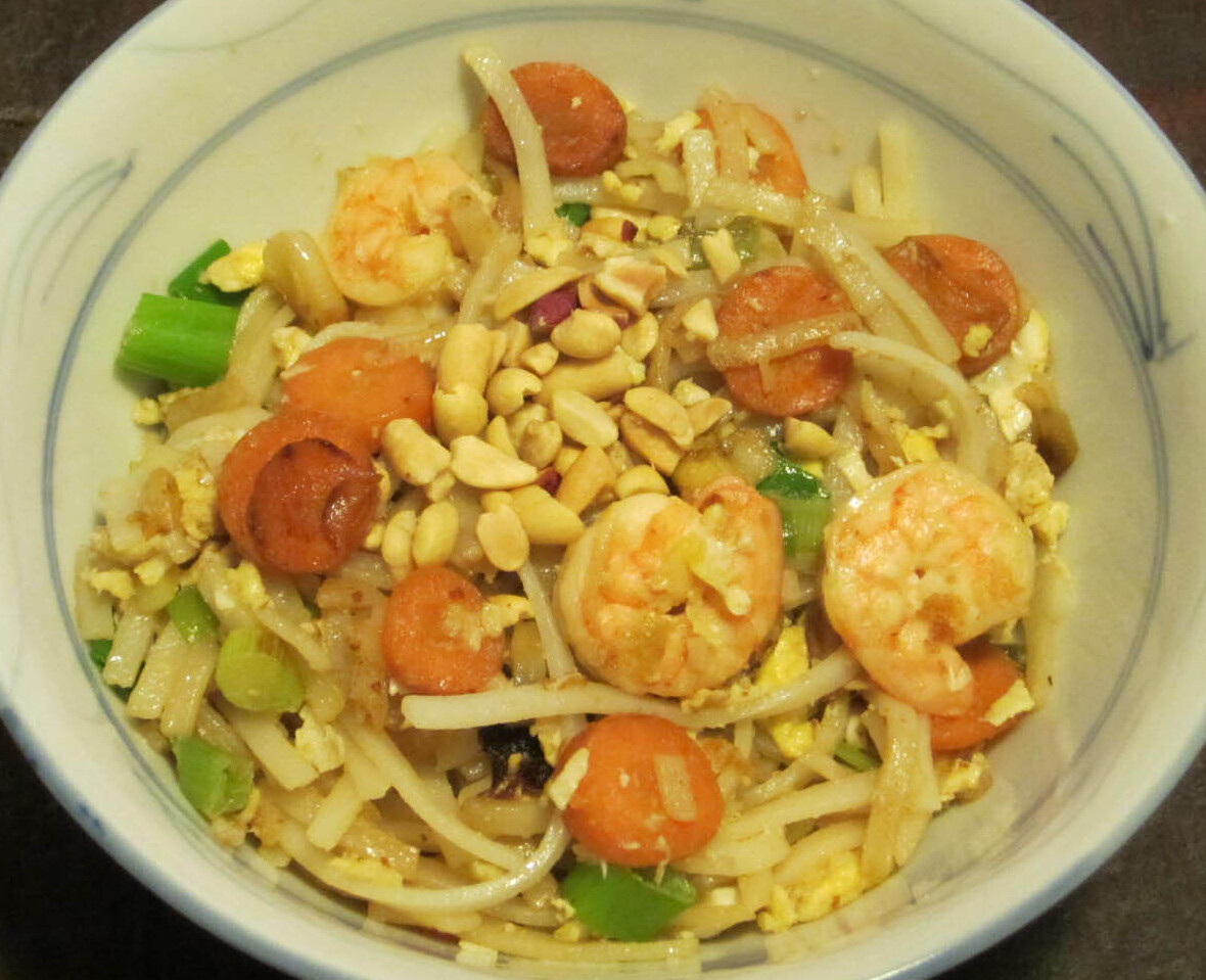 Rice noodles with shrimp, peanuts, carrots, and scallion